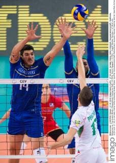 17.10.2015, Armeec Arena, Sofia Volleyball, Europameisterschaft, Halbfinale, Bulgarien vs. Frankreich Block Doppelblock Nicolas Le Goff ( 14 FRA), Earvin Ngapeth ( 9 FRA) - Angriff Nikolay Penchev ( 17 BUL)