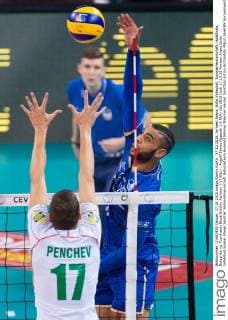 17.10.2015, Armeec Arena, Sofia Volleyball, Europameisterschaft, Halbfinale, Bulgarien vs. Frankreich Block Nikolay Penchev ( 17 BUL) - Angriff Earvin Ngapeth ( 9 FRA)