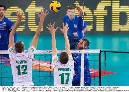 17.10.2015, Armeec Arena, Sofia Volleyball, Europameisterschaft, Halbfinale, Bulgarien vs. Frankreich Block Doppelblock Viktor Yosifov ( 12 BUL), Nikolay Penchev ( 17 BUL) - Angriff Earvin Ngapeth ( 9 FRA)