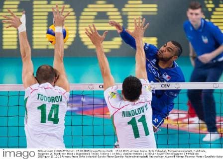17.10.2015, Armeec Arena, Sofia Volleyball, Europameisterschaft, Halbfinale, Bulgarien vs. Frankreich Block Doppelblock Teodor Todorov ( 14 BUL), Vladimir Nikolov ( 11 BUL) - Angriff Earvin Ngapeth ( 9 FRA)