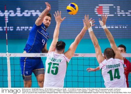 17.10.2015, Armeec Arena, Sofia Volleyball, Europameisterschaft, Halbfinale, Bulgarien vs. Frankreich Angriff Antonin Rouzier ( 4 FRA) - Block Doppelblock Todor Aleksiev ( 15 BUL), Teodor Todorov ( 14 BUL)
