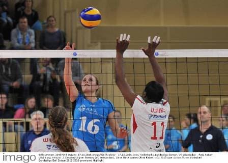 17.10.2015, xtkx, Volleyball 1.Bundesliga Damen, VC Wiesbaden - Rote Raben Vilsbiburg, emspor .l. Delainey Aigner Swesey (VC Wiesbaden), Liana Mesa Luares (Rote Raben)