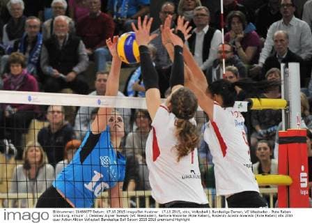 17.10.2015, xtkx, Volleyball 1.Bundesliga Damen, VC Wiesbaden - Rote Raben Vilsbiburg, emspor .l. Delainey Aigner Swesey (VC Wiesbaden), Barbara Wezorke (Rote Raben), Roslandy Acosta Alvarado (Rote Raben)