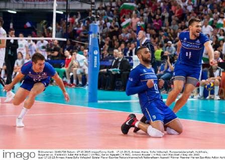 17.10.2015, Armeec Arena, Sofia Volleyball, Europameisterschaft, Halbfinale, Bulgarien vs. Frankreich Jubel Pierre Pujol ( 13 FRA), Earvin Ngapeth ( 9 FRA), Antonin Rouzier ( 4 FRA) nach Matchball Sieg