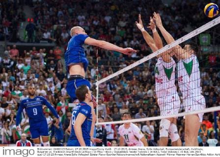 17.10.2015, Armeec Arena, Sofia Volleyball, Europameisterschaft, Halbfinale, Bulgarien vs. Frankreich Angriff Kevin Le Roux ( 10 FRA) - Block Doppelblock Teodor Todorov ( 14 BUL), Todor Aleksiev ( 15 BUL)