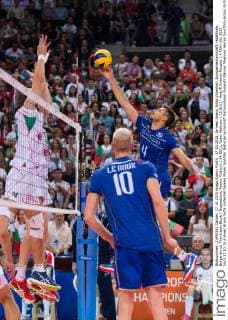 17.10.2015, Armeec Arena, Sofia Volleyball, Europameisterschaft, Halbfinale, Bulgarien vs. Frankreich Block Doppelblock Teodor Todorov ( 14 BUL), Todor Aleksiev ( 15 BUL) - Angriff Antonin Rouzier ( 4 FRA)