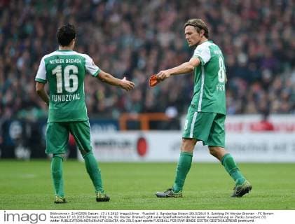 Fussball 1. Bundesliga Saison 2015 2016 9. Spieltag SV Werder Bremen - FC Bayern Muenchen 17.10.2015 Clemens Fritz (re, SV Werder Bremen) gibt seine Spielfuehrerbinde bei seiner Auswechslung an Zlatko Junuzovic (li) weiter 