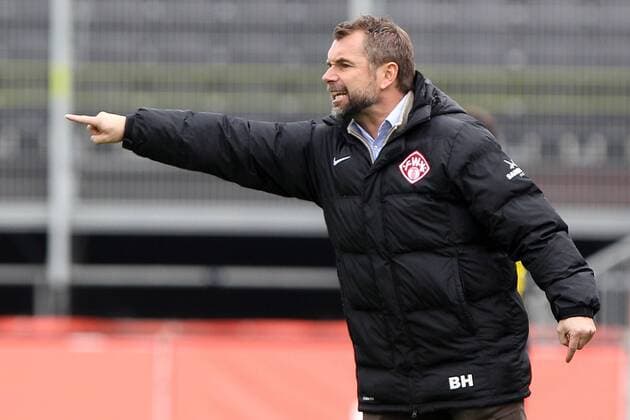 v.li.: Trainer Bernd Hollerbach (FC Würzburger Kickers) gibt Anweisungen, gestikuliert, mit den Armen gestikulieren, gives instructions, gesticulate, Fussball, 3. Liga, FC Würzburger Kickers - VfL Osnabrück, xfsx