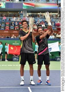 Marcelo Melo of Brazil, left, and Raven Klaasen of South Africa hold up their trophies at the award ceremony after their final match of the men s doubles against Simone Bolelli and Fabio Fognini of Italy during the 2015 Shanghai Rolex Masters tennis tournament in Shanghai, China, 18 October 2015. Raven Klaasen of South Africa and Marcelo Melo of Brazil defeated Simone Bolelli and Fabio Fognini of Italy 2-0 (6-3 6-3) in their final match of the men s doubles during the 2015 Shanghai Rolex Masters tennis tournament in Shanghai, China, 18 October 2015. Raven Klaasen and Marcelo Melo win men s doubles title at Shanghai Rolex Masters  20151018_09852