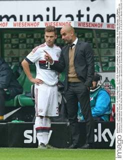 17.10.2015, Fussball 1.Bundesliga 2015 2016, 9.Spieltag, SV Werder Bremen - FC Bayern München, im Weserstadion Bremen. v.l. Joshua Kimmich (Bayern München) und Trainer Pep Guardiola (Bayern München) 