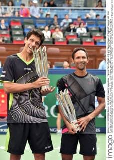 Marcelo Melo of Brazil, left, and Raven Klaasen of South Africa pose with their trophies at the award ceremony after their final match of the men s doubles against Simone Bolelli and Fabio Fognini of Italy during the 2015 Shanghai Rolex Masters tennis tournament in Shanghai, China, 18 October 2015. Raven Klaasen of South Africa and Marcelo Melo of Brazil defeated Simone Bolelli and Fabio Fognini of Italy 2-0 (6-3 6-3) in their final match of the men s doubles during the 2015 Shanghai Rolex Masters tennis tournament in Shanghai, China, 18 October 2015. Raven Klaasen and Marcelo Melo win men s doubles title at Shanghai Rolex Masters  20151018_32553