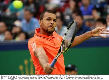 Jo-Wilfried Tsonga of France returns a shot to Novak Djokovic of Serbia in their final match of the men s singles during the 2015 Shanghai Rolex Masters tennis tournament in Shanghai, China, 18 October 2015. Novak Djokovic competes against Jo-Wilfried Tsonga at Shanghai Rolex Masters  20151018_49982