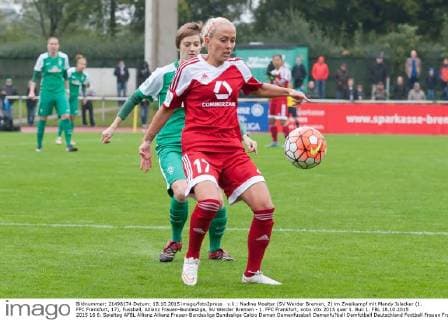 v.li.: Nadine Moelter (SV Werder Bremen, 2) im Zweikampf mit Mandy Islacker (1. FFC Frankfurt, 17), Fussball, Allianz Frauen-Bundesliga, SV Werder Bremen - 1. FFC Frankfurt, xobx