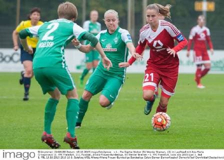 v.li.: Pia-Sophie Wolter (SV Werder Bremen, 10) im Laufduell mit Ana-Maria Crnogorcevic (1. FFC Frankfurt, 21), Fussball, Allianz Frauen-Bundesliga, SV Werder Bremen - 1. FFC Frankfurt, xobx