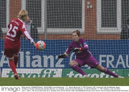 v.li.: Saskia Bartusiak (1. FFC Frankfurt, 25) verwandelt den Foulelfmeter gegen Torhüterin Jennifer Martens (SV Werder Bremen, 22), Fussball, Allianz Frauen-Bundesliga, SV Werder Bremen - 1. FFC Frankfurt, xdgx