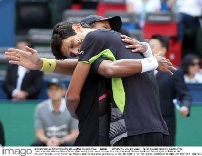 (151018) -- SHANGHAI, Oct. 18, 2015 -- Raven Klaasen (back) of South Africa celebrates with Marcelo Melo of Brazil after winning the men s doubles final match against Simone Bolelli and Fabio Fognini of Italy at the 2015 ATP Tennis Herren World Tour Masters 1000 in Shanghai, east China, on Oct. 18, 2015. ) (lm) (SP)CHINA-SHANGHAI-TENNIS-ATP MASTERS (CN) FanxJun 
