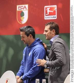 dieTrainer verlassen die Pressekonferenz, Markus Weinzierl (Trainer FC Augsburg, re.) und Dirk Schuster (Trainer SV Darmstadt 98), FC Augsburg vs. SV Darmstadt 98, 9. Spieltag, 17.10.2015
