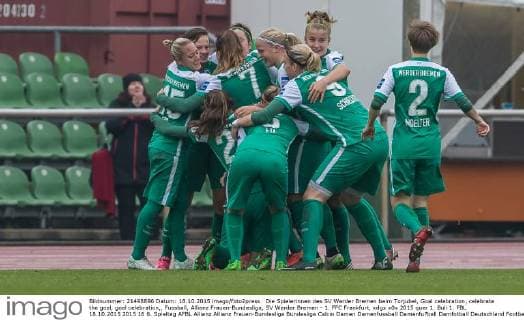Die Spielerinnen des SV Werder Bremen beim Torjubel, Goal celebration, celebrate the goal, goal celebration,, Fussball, Allianz Frauen-Bundesliga, SV Werder Bremen - 1. FFC Frankfurt, xdgx