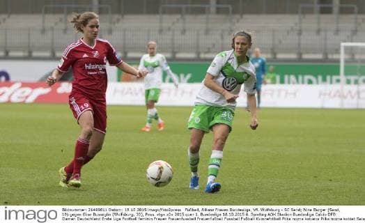Fußball, Allianz Frauen Bundesliga, VfL Wolfsburg - SC Sand; Nina Burger (Sand, 19) gegen Elise Bussaglia (Wolfsburg, 30), Pass. xtgx