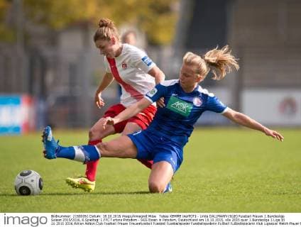 Tabea KEMME (re POT) - Linda DALLMANN (SGE) Fussball Frauen 1.Bundesliga Saison 2015 2016, 6.Spieltag: 1.FFC Turbine Potsdam - SGS Essen in Potsdam, Deutschland am 18.10.2015,