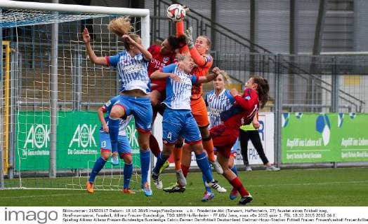 v.li.: Friederike Abt (Torwart, Hoffenheim, 27) faustet einen Eckball weg, Strafraumszene, Fussball, Allianz Frauen-Bundesliga, TSG 1899 Hoffenheim - FF USV Jena, xozx