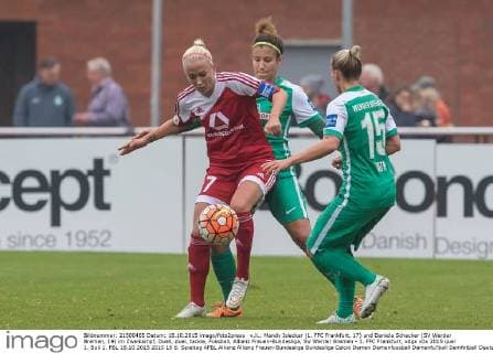 v.li.: Mandy Islacker (1. FFC Frankfurt, 17) und Daniela Schacher (SV Werder Bremen, 19) im Zweikampf, Duell, duel, tackle, Fussball, Allianz Frauen-Bundesliga, SV Werder Bremen - 1. FFC Frankfurt, xdgx