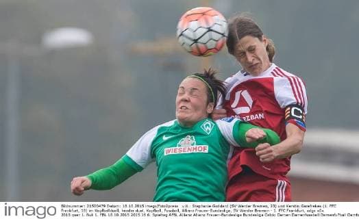 v.li.: Stephanie Goddard (SV Werder Bremen, 23) und Kerstin Garefrekes (1. FFC Frankfurt, 18) im Kopfballduell, header duel, Kopfball, Fussball, Allianz Frauen-Bundesliga, SV Werder Bremen - 1. FFC Frankfurt, xdgx