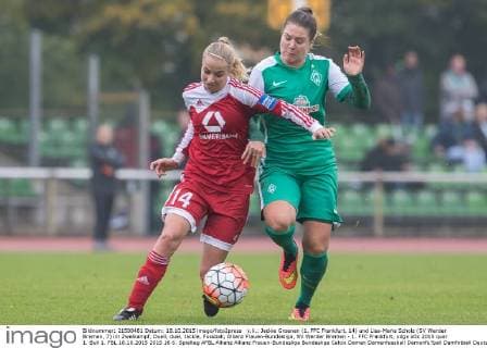 v.li.: Jackie Groenen (1. FFC Frankfurt, 14) und Lisa-Marie Scholz (SV Werder Bremen, 7) im Zweikampf, Duell, duel, tackle, Fussball, Allianz Frauen-Bundesliga, SV Werder Bremen - 1. FFC Frankfurt, xdgx