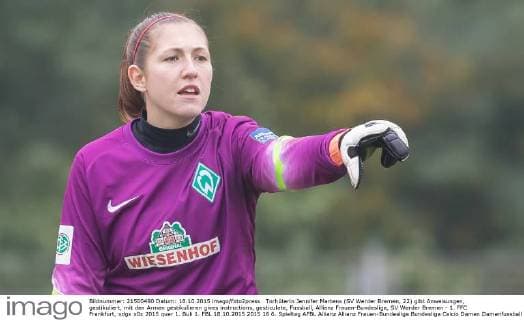 Torhüterin Jennifer Martens (SV Werder Bremen, 22) gibt Anweisungen, gestikuliert, mit den Armen gestikulieren gives instructions, gesticulate, Fussball, Allianz Frauen-Bundesliga, SV Werder Bremen - 1. FFC Frankfurt, xdgx