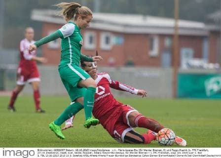 v.li.: Marie-Louise Eta (SV Werder Bremen, 6) und Peggy Kuznik (1. FFC Frankfurt, 27) im Zweikampf, Duell, duel, tackle, Fussball, Allianz Frauen-Bundesliga, SV Werder Bremen - 1. FFC Frankfurt, xdgx