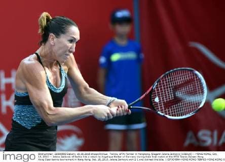 Tennis, WTA-Turnier in Hongkong, Siegerin Jelena Jankovic (151018) -- HONG KONG, Oct. 18, 2015 -- Jelena Jankovic of Serbia hits a return to Angelique Kerber of Germany during their final match at the WTA Tennis Damen Hong Kong Open tennis tournament in Hong Kong, Oct. 18, 2015. Jelena Jankovic won 2-1 and claimed the title. ) (SP)CHINA-HONG KONG-TENNIS-HONG KONG OPEN-WOMEN S SINGLES-FINAL(CN) LoxPingxFai 