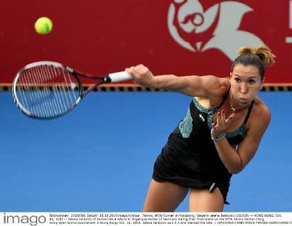 Tennis, WTA-Turnier in Hongkong, Siegerin Jelena Jankovic (151018) -- HONG KONG, Oct. 18, 2015 -- Jelena Jankovic of Serbia hits a return to Angelique Kerber of Germany during their final match at the WTA Tennis Damen Hong Kong Open tennis tournament in Hong Kong, Oct. 18, 2015. Jelena Jankovic won 2-1 and claimed the title. ) (SP)CHINA-HONG KONG-TENNIS-HONG KONG OPEN-WOMEN S SINGLES-FINAL(CN) LoxPingxFai 