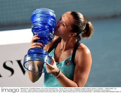 Tennis, WTA-Turnier in Hongkong, Siegerin Jelena Jankovic (151018) -- HONG KONG, Oct. 18, 2015 -- Jelena Jankovic of Serbia kisses the trophy after her final match against Angelique Kerber of Germany at the WTA Tennis Damen Hong Kong Open tennis tournament in Hong Kong, Oct. 18, 2015. Jelena Jankovic won 2-1 and claimed the title. ) (SP)CHINA-HONG KONG-TENNIS-HONG KONG OPEN-WOMEN S SINGLES-FINAL(CN) LoxPingxFai 