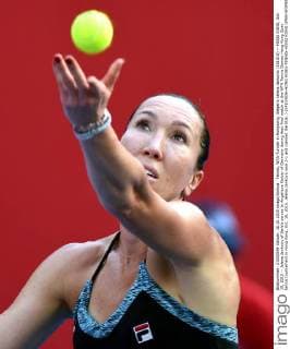 Tennis, WTA-Turnier in Hongkong, Siegerin Jelena Jankovic (151018) -- HONG KONG, Oct. 18, 2015 -- Jelena Jankovic of Serbia serves to Angelique Kerber of Germany during their final match at the WTA Tennis Damen Hong Kong Open tennis tournament in Hong Kong, Oct. 18, 2015. Jelena Jankovic won 2-1 and claimed the title. ) (SP)CHINA-HONG KONG-TENNIS-HONG KONG OPEN-WOMEN S SINGLES-FINAL(CN) LoxPingxFai 