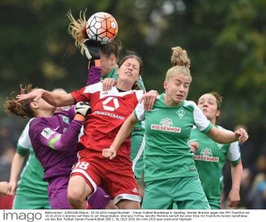 Frauen Fußball Bundesliga 6. Spieltag, Werder Bremen gegen den FFC Frankfurt am 18.10.2015 in Bremen auf Platz 11 am Weserstadion. Bremens Torfrau Jennifer Martens kämpft bei einer Ecke mit Frankfurts Kerstin Garefrekes um den Ball.
