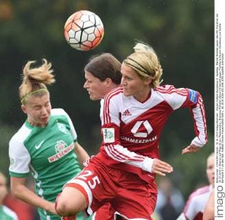 Frauen Fußball Bundesliga 6. Spieltag, Werder Bremen gegen den FFC Frankfurt am 18.10.2015 in Bremen auf Platz 11 am Weserstadion. Bremens Michelle Ulbrich (l) kämpft gegen Frankfurts Kerstin Geraderes und Saskia Barmusik (r) um den Ball.