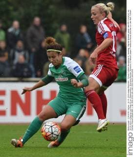 Frauen Fußball Bundesliga 6. Spieltag, Werder Bremen gegen den FFC Frankfurt am 18.10.2015 in Bremen auf Platz 11 am Weserstadion. Bremens Daniela Schacher (l) kämpft gegen Frankfurts Mandy Islacker um den Ball.