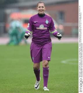 Frauen Fußball Bundesliga 6. Spieltag, Werder Bremen gegen den FFC Frankfurt am 18.10.2015 in Bremen auf Platz 11 am Weserstadion. Bremens Torfrau Jennifer Martens jubelt über das Tor zum 1:1.