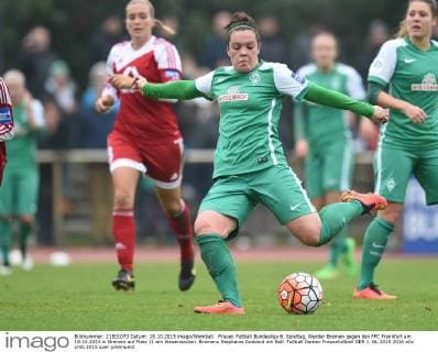 Frauen Fußball Bundesliga 6. Spieltag, Werder Bremen gegen den FFC Frankfurt am 18.10.2015 in Bremen auf Platz 11 am Weserstadion. Bremens Stephanie Goddard am Ball.