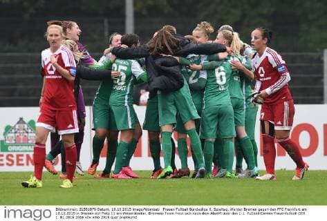 Frauen Fußball Bundesliga 6. Spieltag, Werder Bremen gegen den FFC Frankfurt am 18.10.2015 in Bremen auf Platz 11 am Weserstadion. Bremens Team freut sich nach dem Abpfiff über das 1:1.