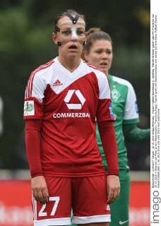 Frauen Fußball Bundesliga 6. Spieltag, Werder Bremen gegen den FFC Frankfurt am 18.10.2015 in Bremen auf Platz 11 am Weserstadion. Frankfurts Peggy Kuznik spielt mit Gesichtsmaske und wartet auf eine Ecke.