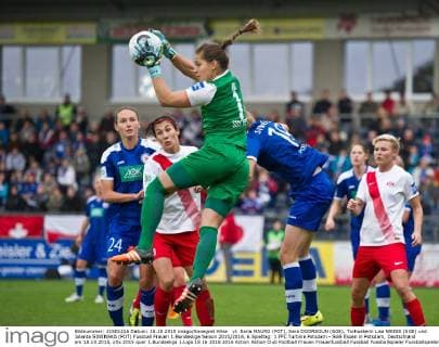 vl: Ilaria MAURO (POT), Sara DOORSOUN (SGE), Torhueterin Lisa WEISS (SGE) und Jolanta SIWINSKA (POT) Fussball Frauen 1.Bundesliga Saison 2015 2016, 6.Spieltag: 1.FFC Turbine Potsdam - SGS Essen in Potsdam, Deutschland am 18.10.2015,