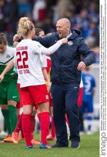 Nach dem Spiel: Freude bei Cheftrainer Markus HOEGNER und Nina BRUEGGEMANN (beideSGE) Fussball Frauen 1.Bundesliga Saison 2015 2016, 6.Spieltag: 1.FFC Turbine Potsdam - SGS Essen in Potsdam, Deutschland am 18.10.2015,
