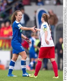 Nach dem Spiel reichen sich die Spielfuehrerinnen Lia WAELTI (POT) und Vanessa MARTINI (re SGE) die Haende. Fussball Frauen 1.Bundesliga Saison 2015 2016, 6.Spieltag: 1.FFC Turbine Potsdam - SGS Essen in Potsdam, Deutschland am 18.10.2015,