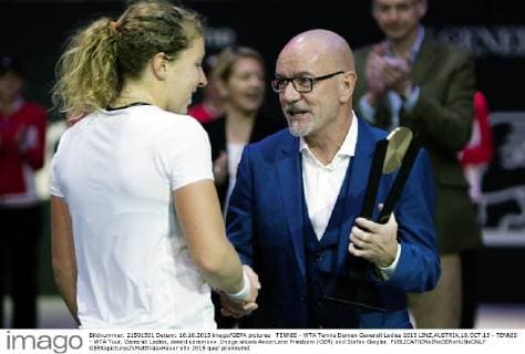 TENNIS - WTA Tennis Damen Generali Ladies 2015 LINZ,AUSTRIA,18.OCT.15 - TENNIS - WTA Tour, Generali Ladies, award ceremony. Image shows Anna-Lena Friedsam (GER) and Stefan Giegler. GEPAxpictures xMatthiasxHauer