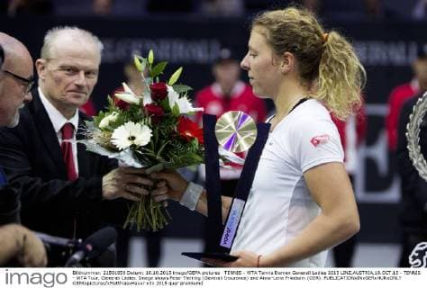 TENNIS - WTA Tennis Damen Generali Ladies 2015 LINZ,AUSTRIA,18.OCT.15 - TENNIS - WTA Tour, Generali Ladies. Image shows Peter Thirring (Generali Insurance) and Anna-Lena Friedsam (GER). GEPAxpictures xMatthiasxHauer