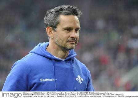 Trainer Dirk SCHUSTER (DA),Einzelbild,angeschnittenes Einzelmotiv,Portraet,Portrait,Porträt. Fussball 1. Bundesliga, 9. Spieltag, FC Augsburg-SV-Darmstadt 98 0-2, am 17.10.2015 in Augsburg Deutschland. WWK ARENA.