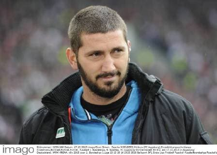 Sascha MOELDERS,Mölders (FC Augsburg),Einzelbild,angeschnittenes Einzelmotiv,Portraet,Portrait,Porträt. Fussball 1. Bundesliga, 9. Spieltag, FC Augsburg-SV-Darmstadt 98 0-2, am 17.10.2015 in Augsburg Deutschland. WWK ARENA.