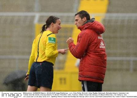 v.li.: Inka Müller-Schmäh (Inka Mueller-Schmaeh, Schiedsrichterin) diskutiert mit Trainer Thomas Wörle (Thomas Woerle, FC Bayern München, FCB), Fussball, Allianz Frauen-Bundesliga, FC Bayern München - SC Freiburg, xslx