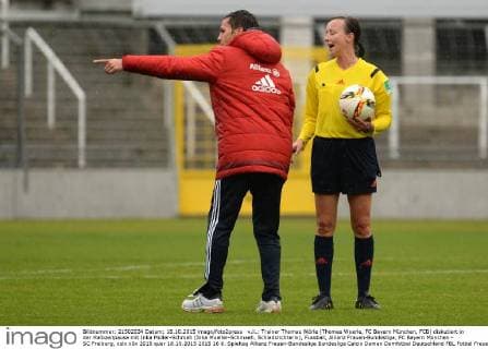 v.li.: Trainer Thomas Wörle (Thomas Woerle, FC Bayern München, FCB) diskutiert in der Halbzeitpause mit Inka Müller-Schmäh (Inka Mueller-Schmaeh, Schiedsrichterin), Fussball, Allianz Frauen-Bundesliga, FC Bayern München - SC Freiburg, xslx